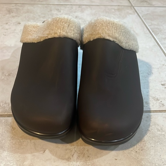 Cliffs by WHITE MOUNTAIN Dark Brown Mules with Soft Cream Trim - Picture 2 of 5